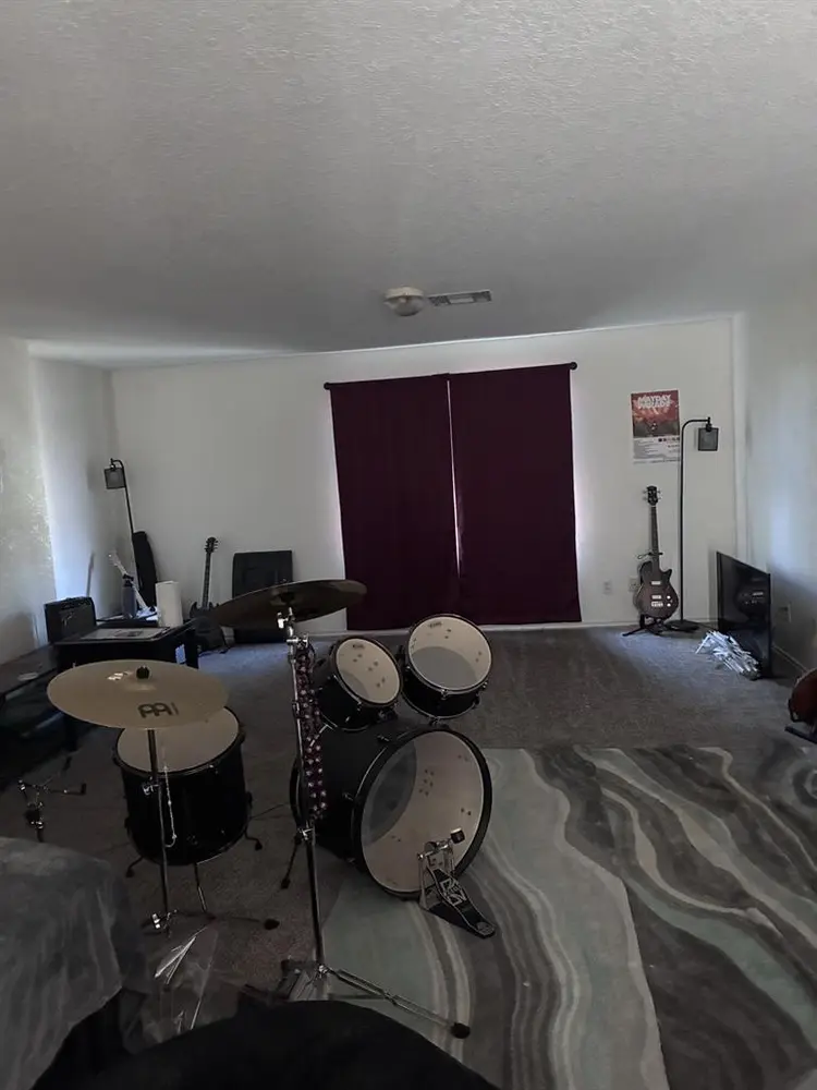 Large 18x12 room, $750 w/utilities