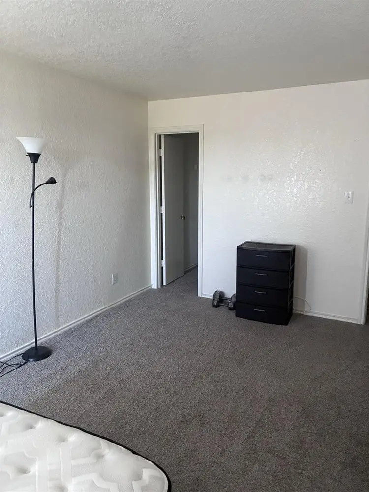 Large 18x12 room, $750 w/utilities