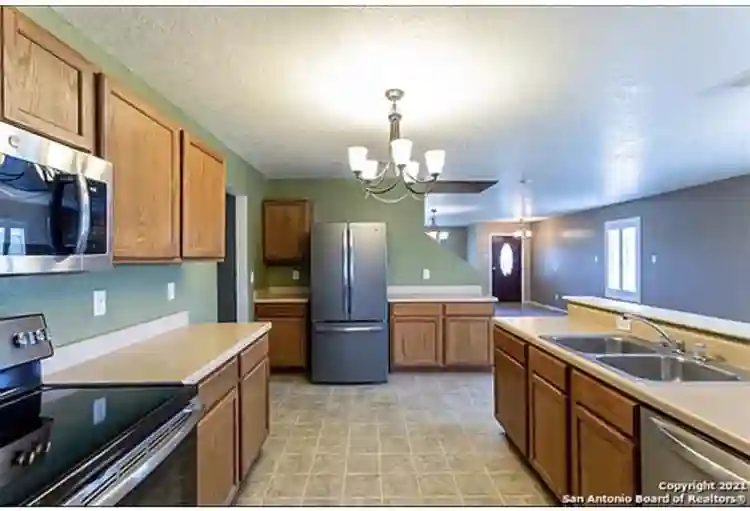 Large 18x12 room, $750 w/utilities