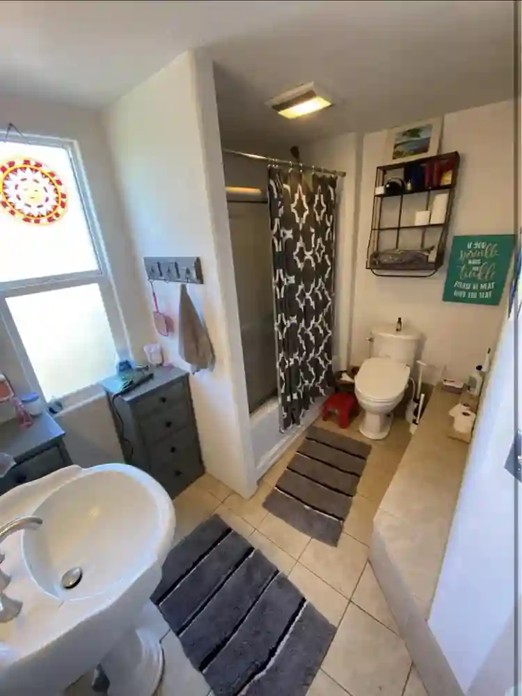 1 ROOM NEAR UWT 4BDRM UNIT