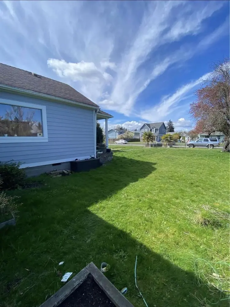 1 ROOM NEAR UWT 4BDRM UNIT
