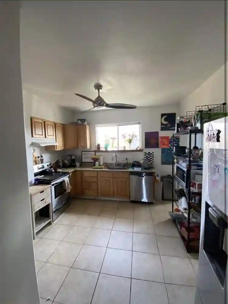 1 ROOM NEAR UWT 4BDRM UNIT