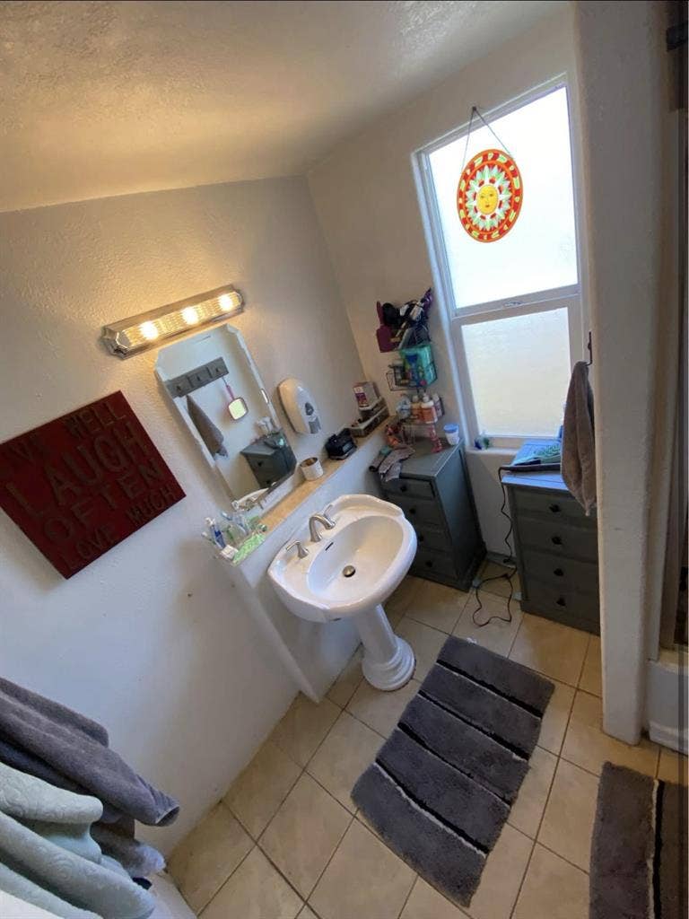 1 ROOM NEAR UWT 4BDRM UNIT