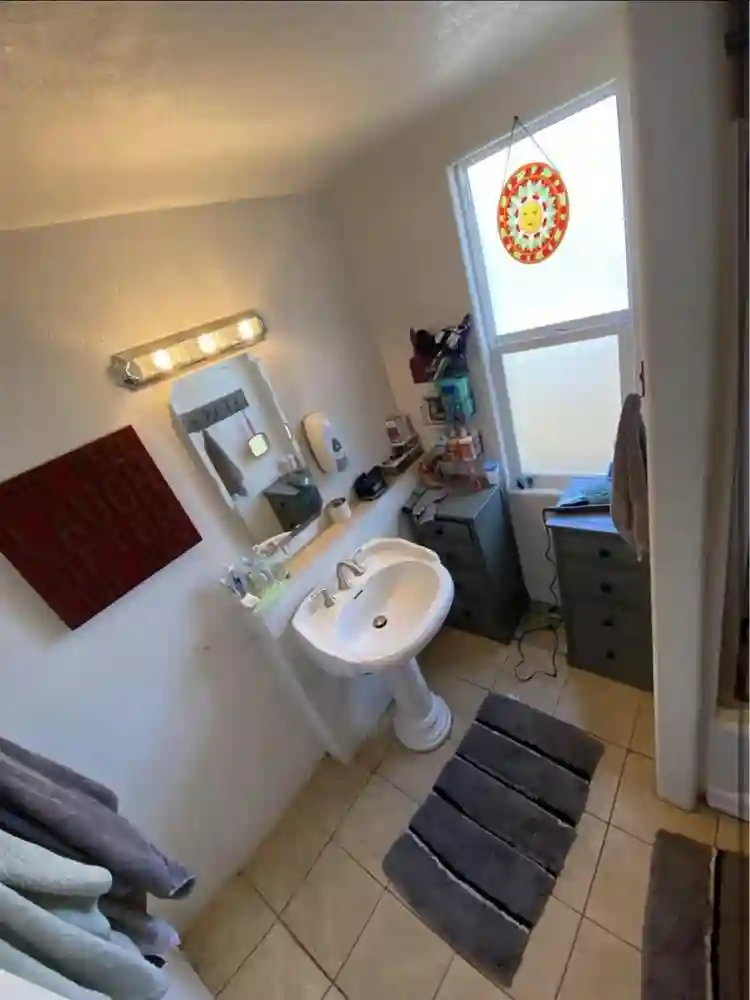 1 ROOM NEAR UWT 4BDRM UNIT