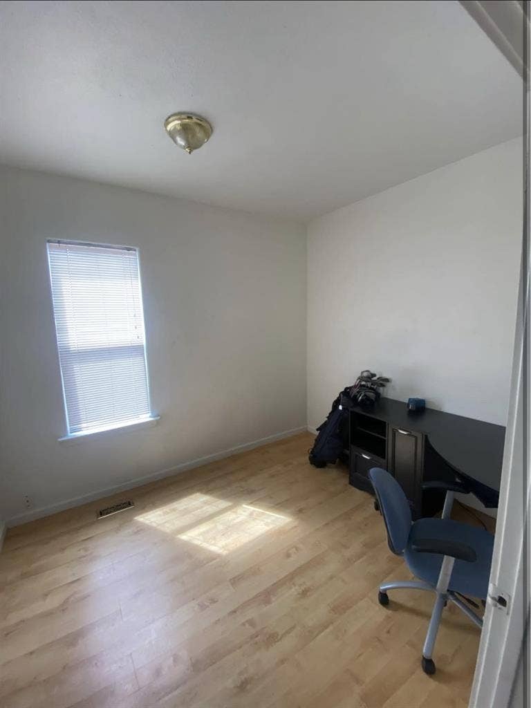 1 ROOM NEAR UWT 4BDRM UNIT