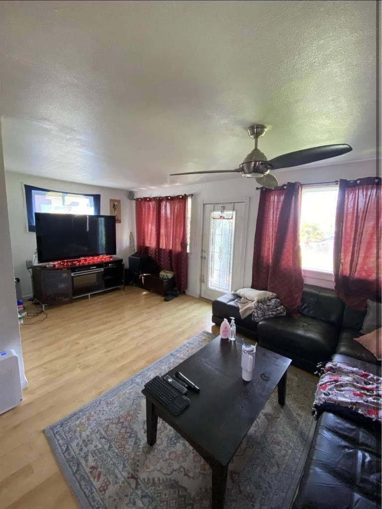 1 ROOM NEAR UWT 4BDRM UNIT