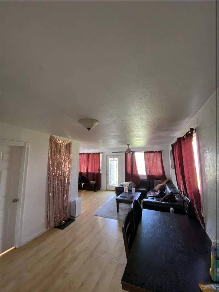 1 ROOM NEAR UWT 4BDRM UNIT