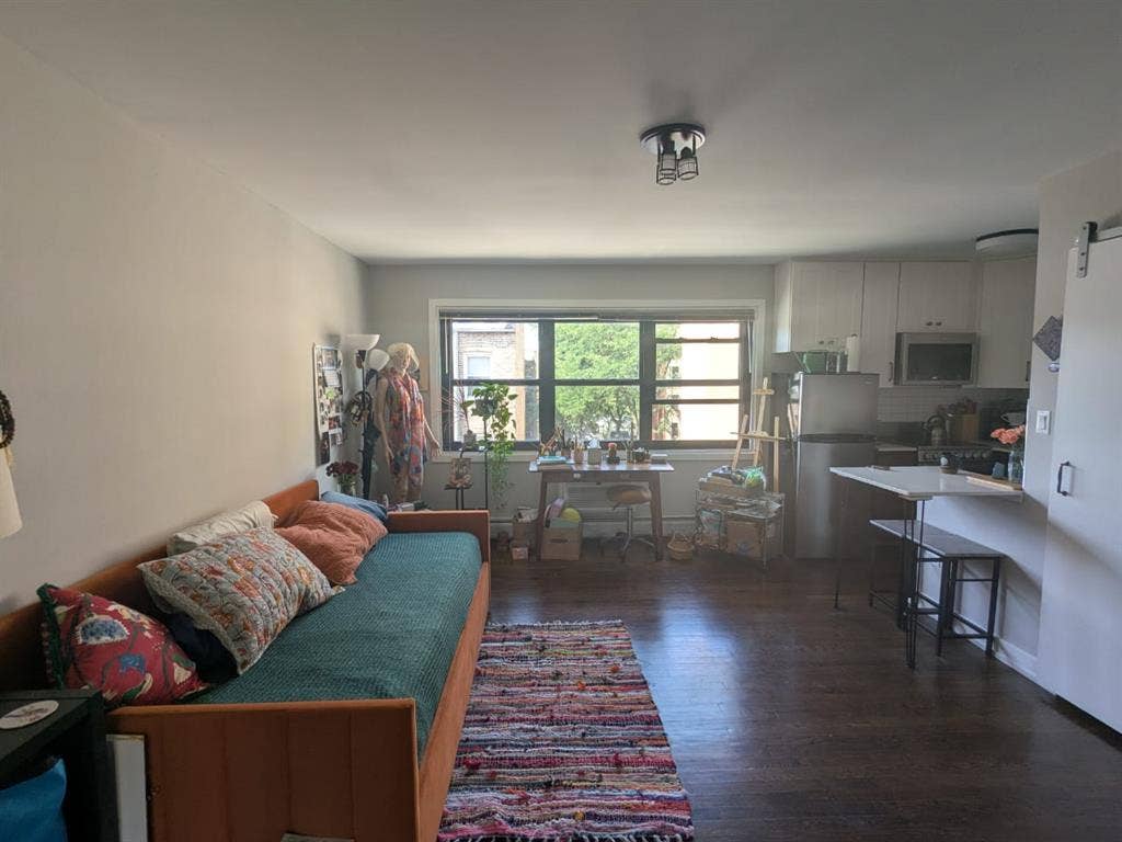 Sunny Studio in Edgewater