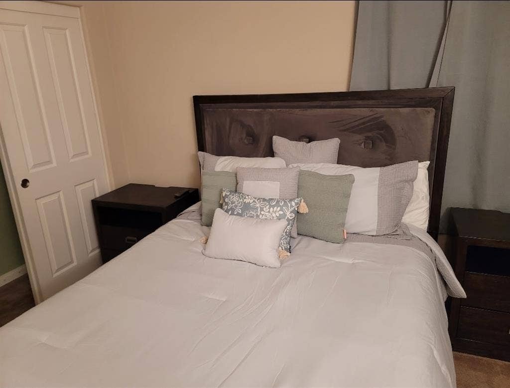 PRIVATE ROOM + PRIVATE BATHROOM