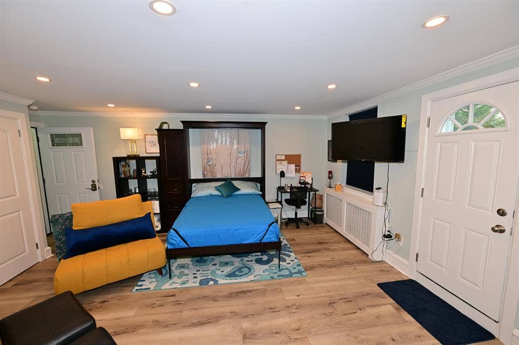 Studio, 1 Bath Completely furnished