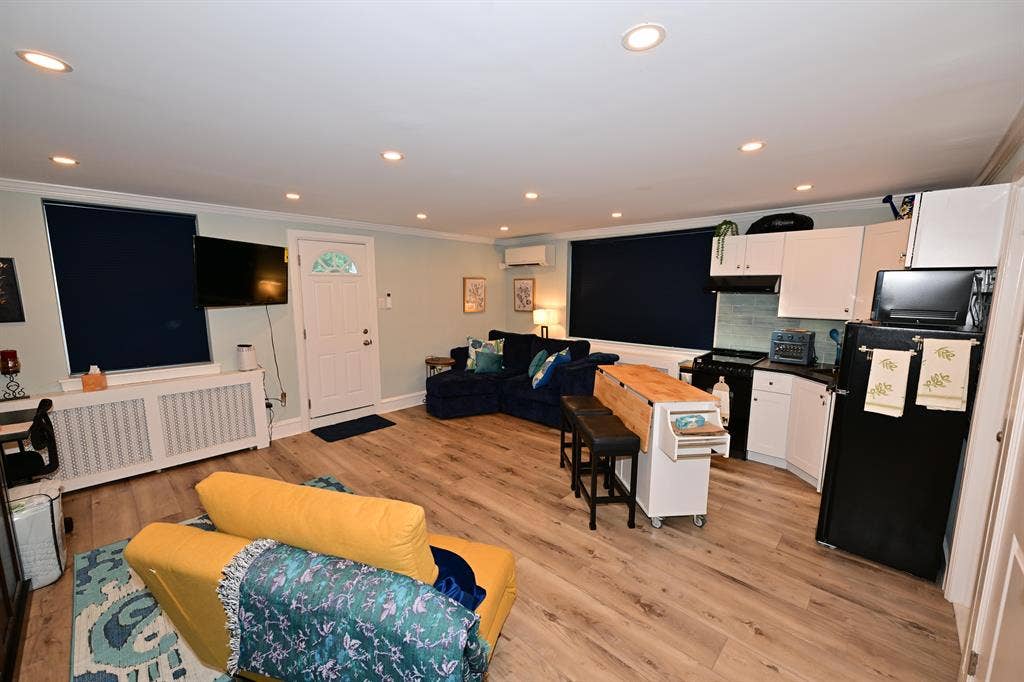 Studio, 1 Bath Completely furnished