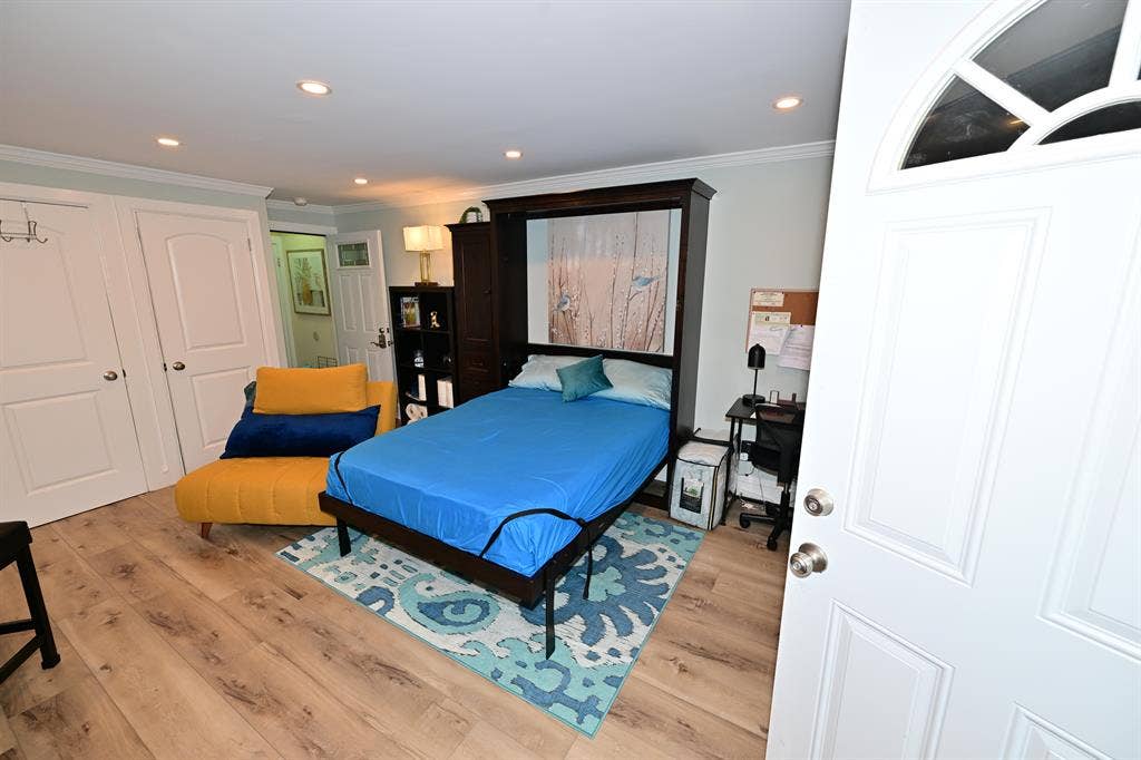 Studio, 1 Bath Completely furnished
