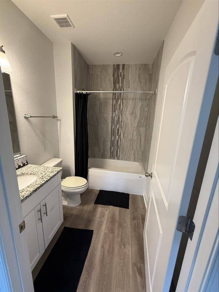 Room w/ Private Bathroom Util Inc.