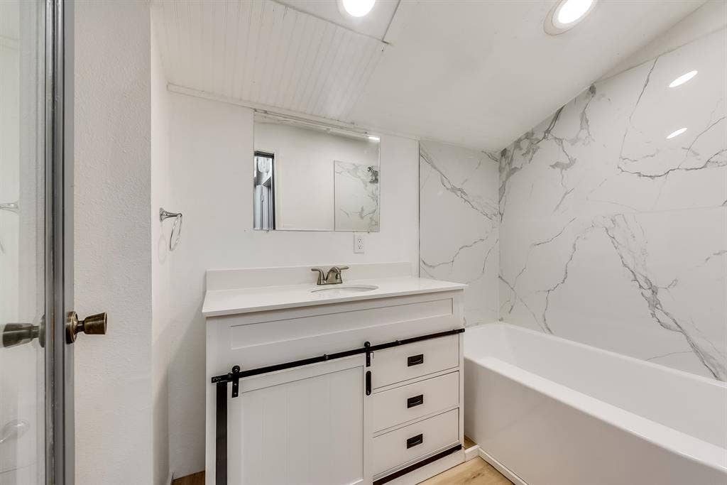 2 rooms available,