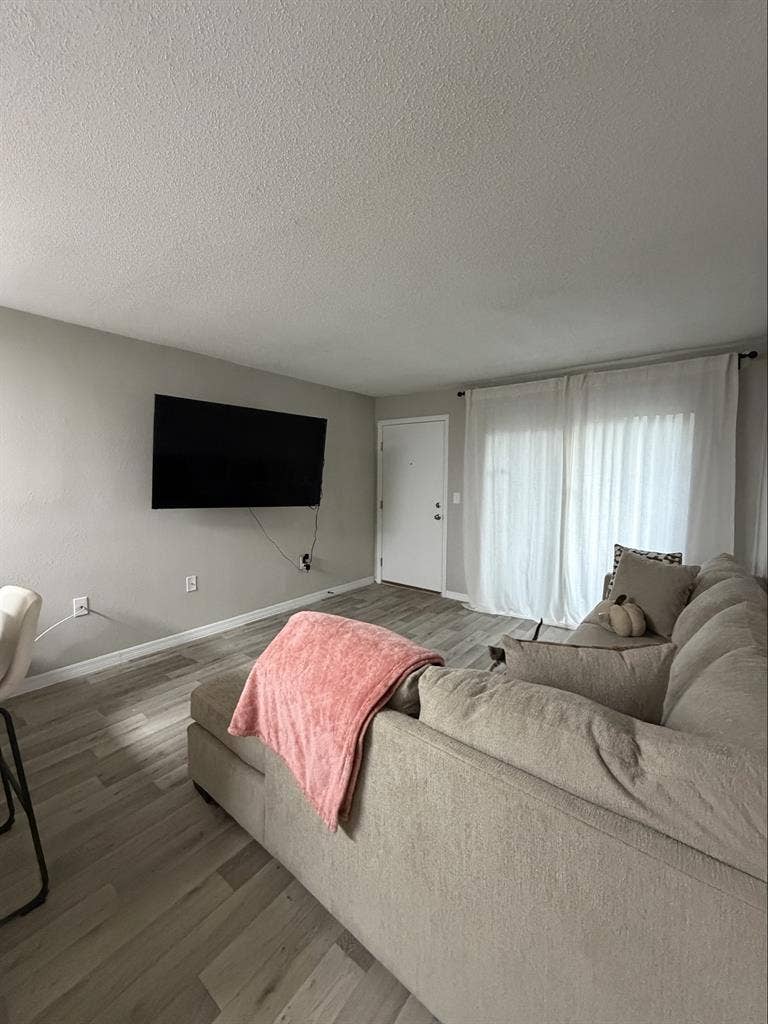 1 bed 1 bath Apartment Available