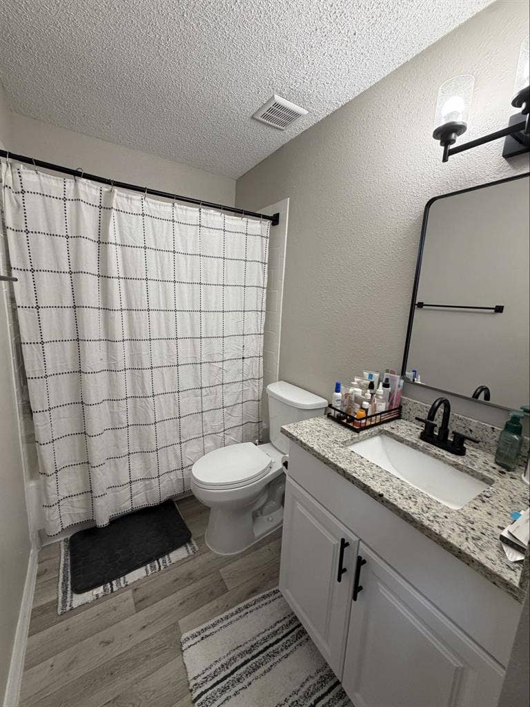 1 bed 1 bath Apartment Available