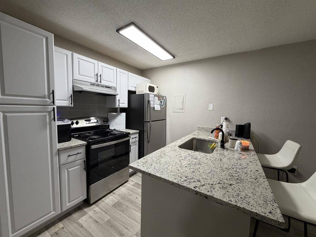 1 bed 1 bath Apartment Available