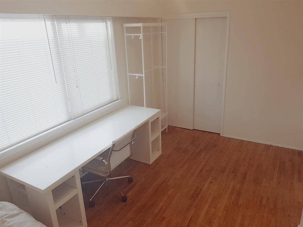 Furnished room in female sharehome!