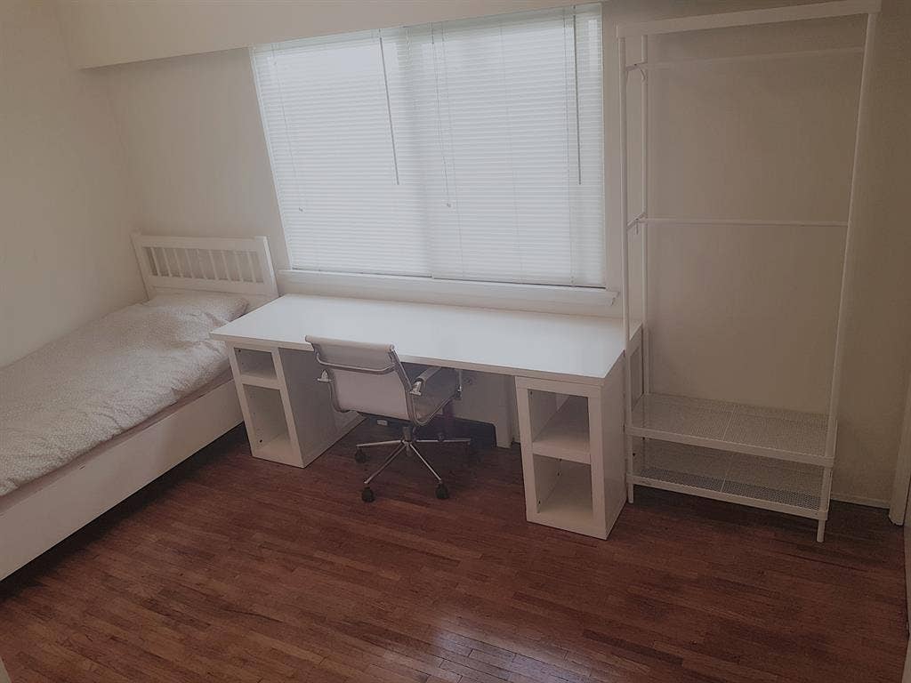 Furnished room in female sharehome!