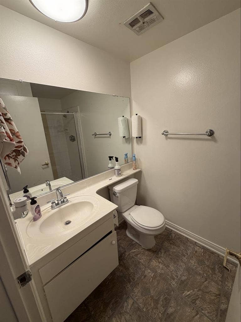 ROOM IN TOLUCA W/ BATHROOM+PARKING.