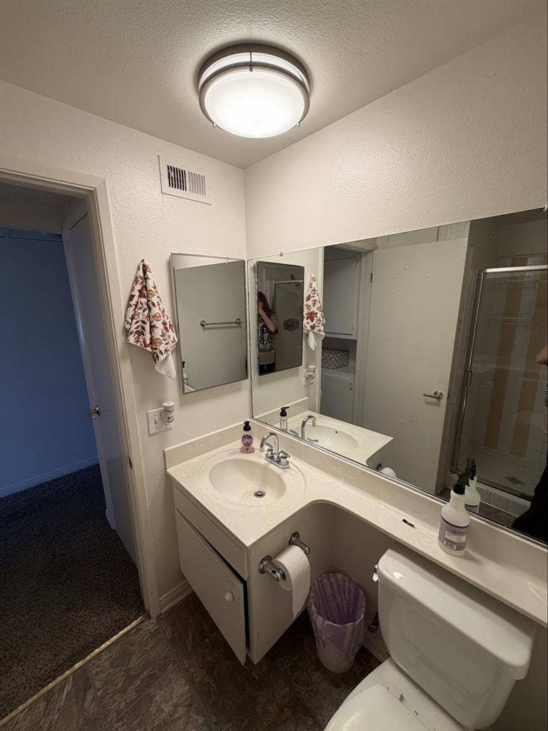 ROOM IN TOLUCA W/ BATHROOM+PARKING.