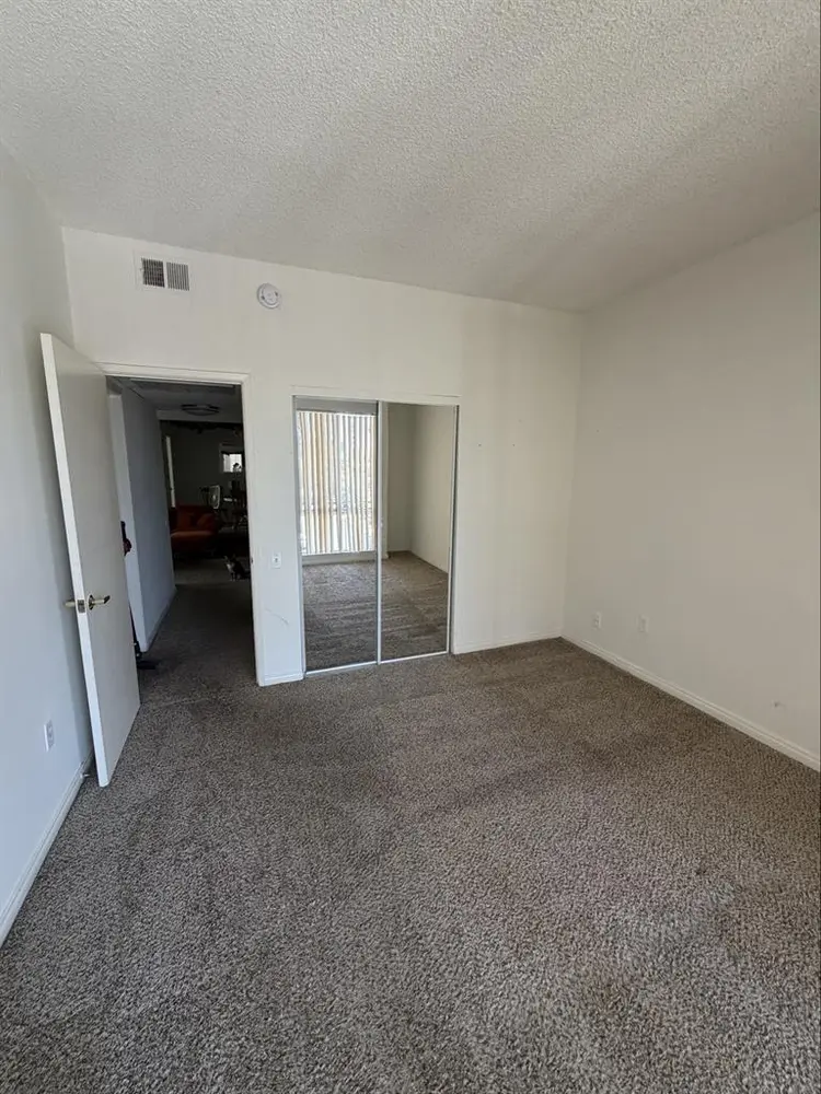 ROOM IN TOLUCA W/ BATHROOM+PARKING.
