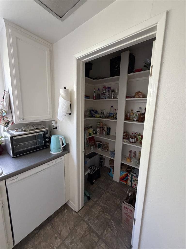 ROOM IN TOLUCA W/ BATHROOM+PARKING.