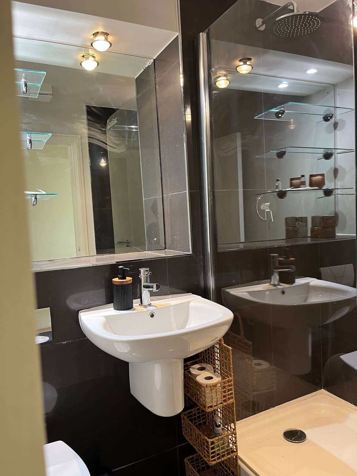 🏠 ENSUITE ROOM AVAILABLE IN D15