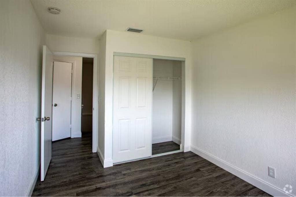 Private Room in 2 Bedroom Townhome