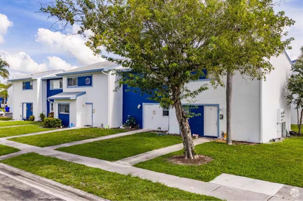 Private Room in 2 Bedroom Townhome