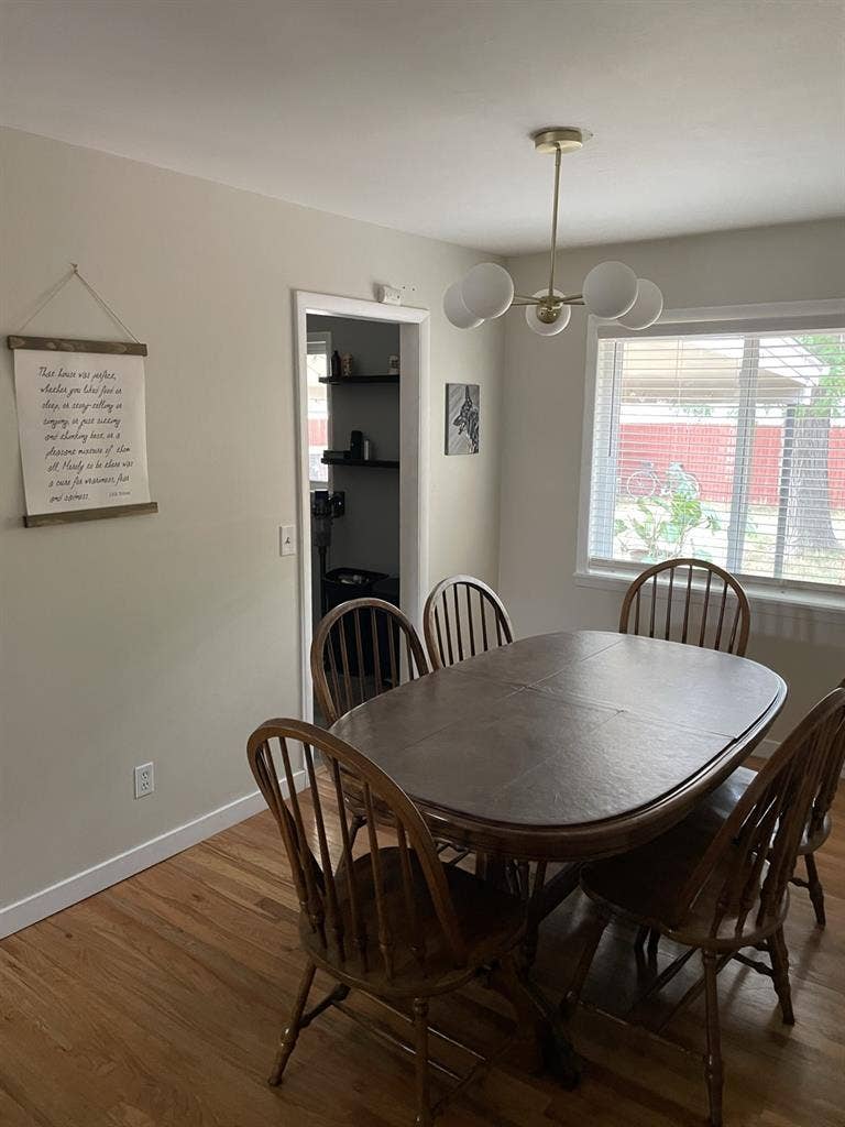 Searching for a solo roommate.