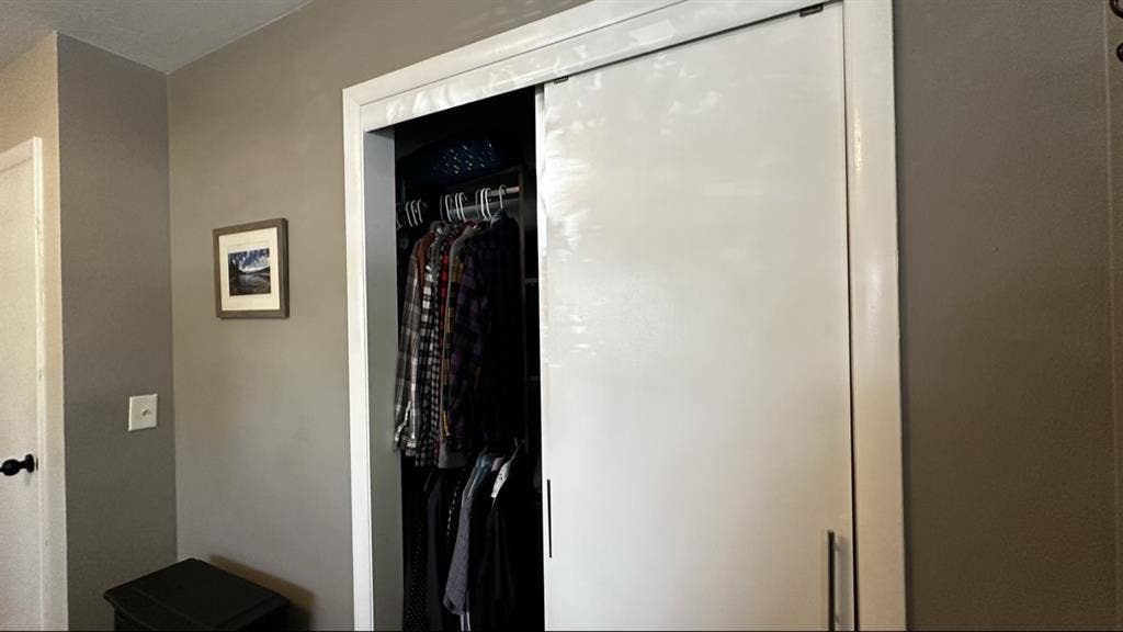 Searching for a solo roommate.