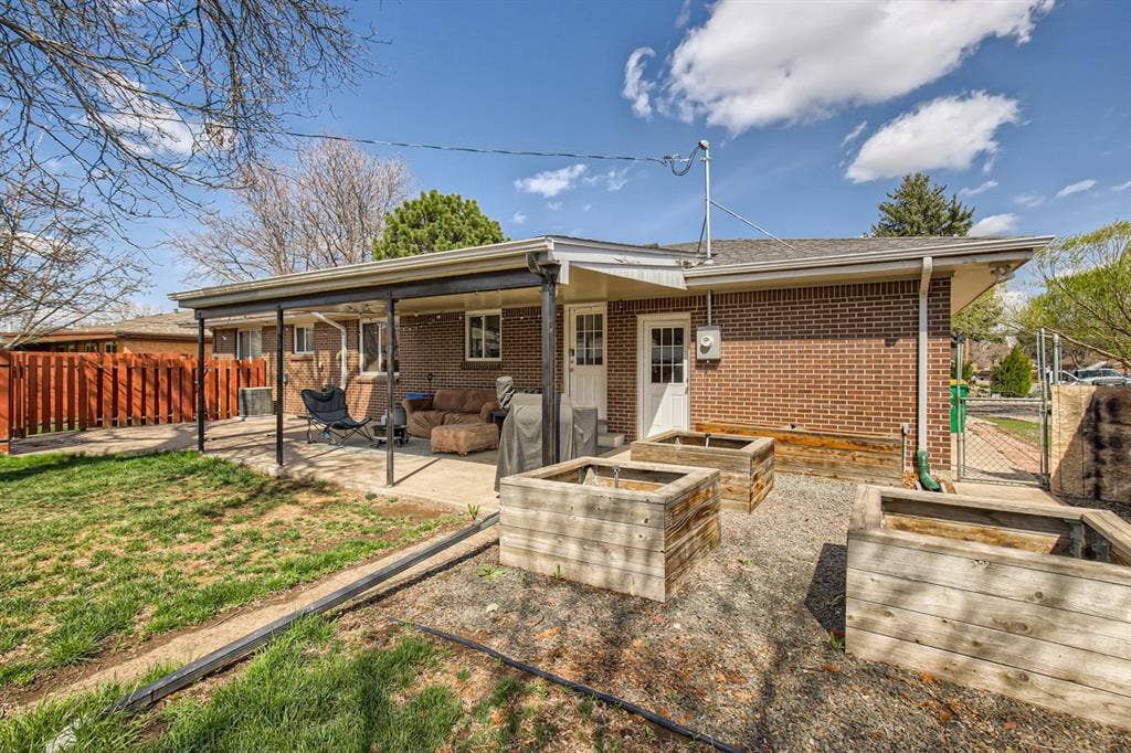 Searching for a solo roommate.