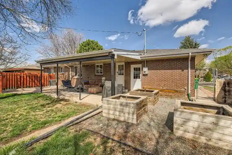 Searching for a solo roommate.
