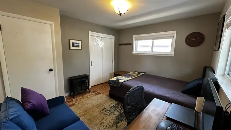 Searching for a solo roommate.
