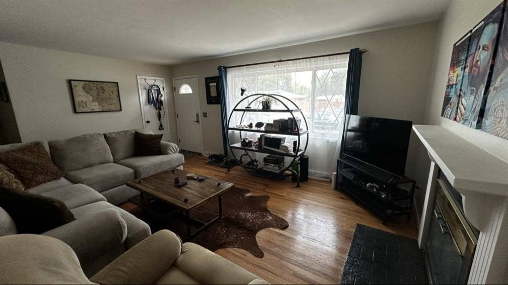 Searching for a solo roommate.