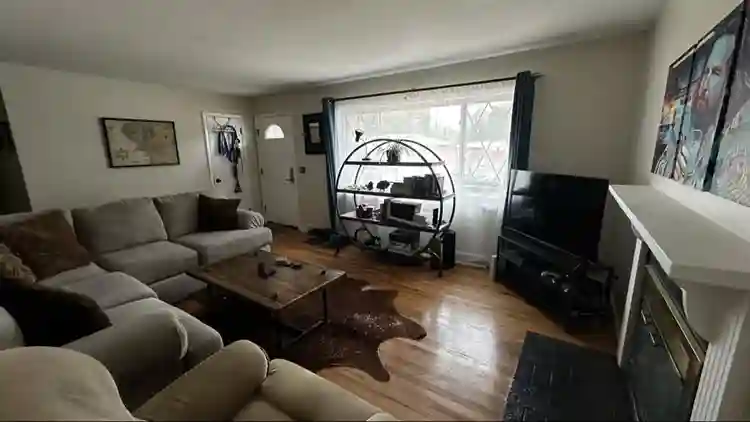 Searching for a solo roommate.
