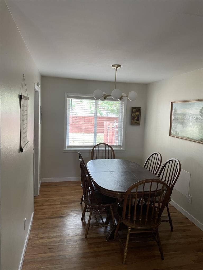 Searching for a solo roommate.