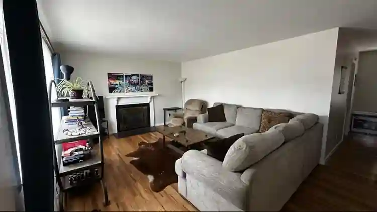 Searching for a solo roommate.