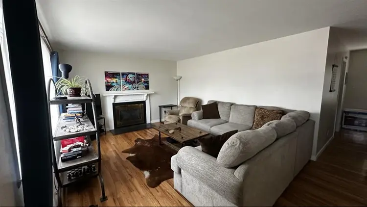 Searching for a solo roommate.