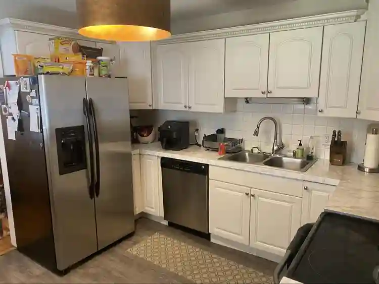 Searching for a solo roommate.