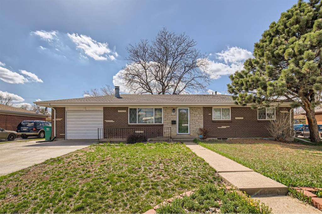 Searching for a solo roommate.