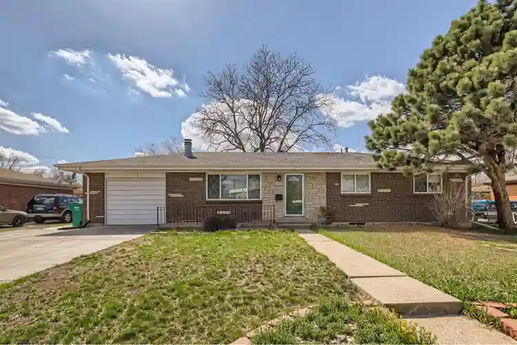 Searching for a solo roommate.