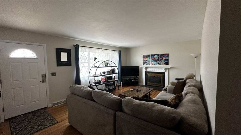 Searching for a solo roommate.