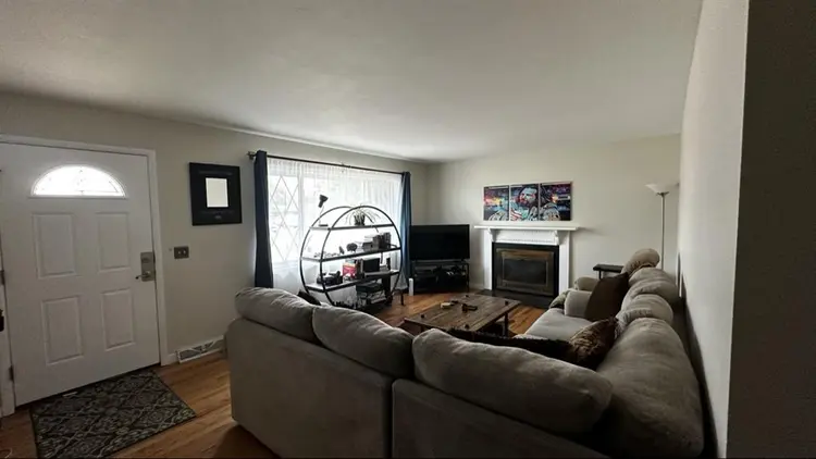 Searching for a solo roommate.