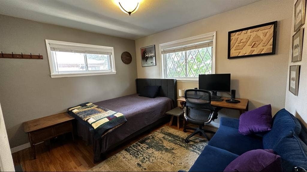 Searching for a solo roommate.