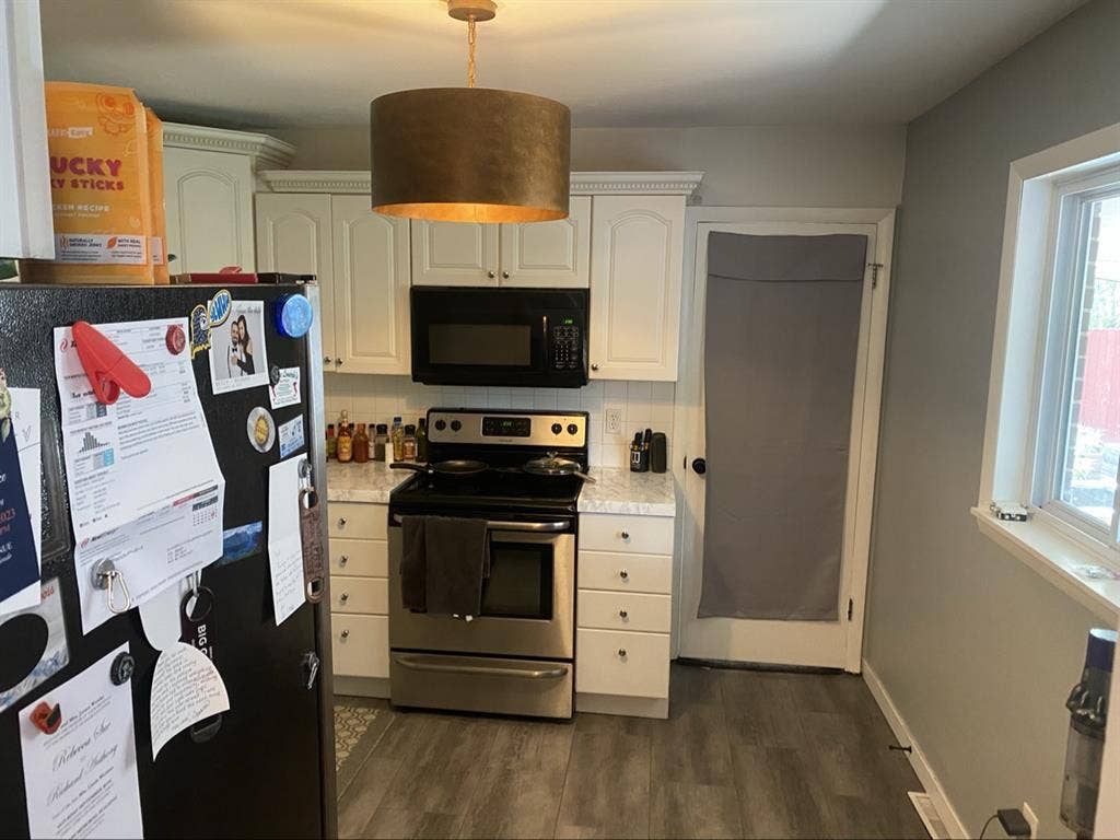 Searching for a solo roommate.