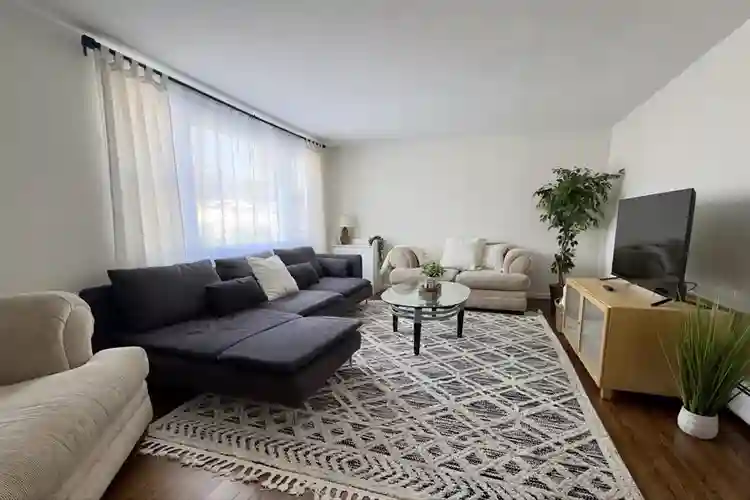 Cozy 2-bedroom & 1-office apartment