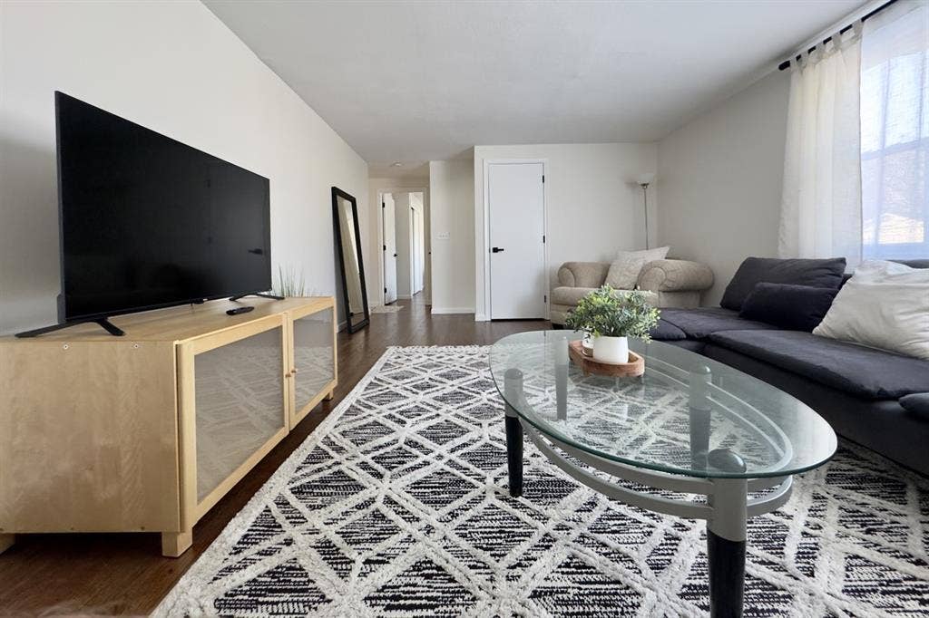 Cozy 2-bedroom & 1-office apartment