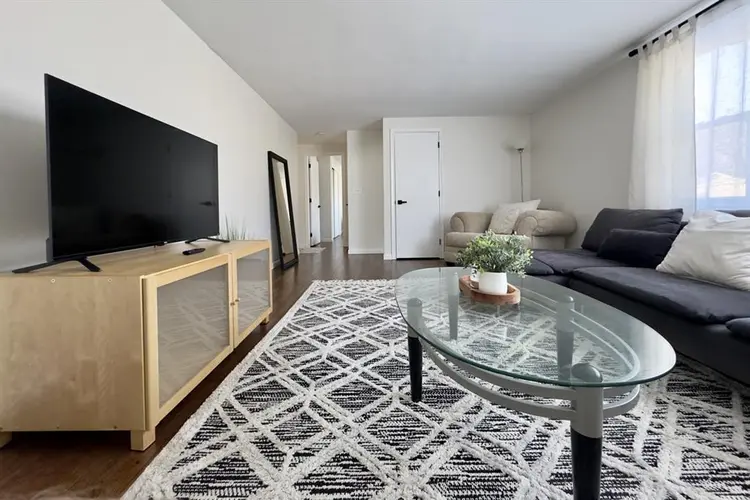 Cozy 2-bedroom & 1-office apartment